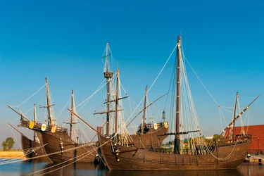 Réplicas dos navios que Colombo navegou para as Américas em El Muelle de las Carabelas, ou O Cais das Caravelas em Palos de la Frontera, província de Huelva, Andaluzia, sul da Espanha.